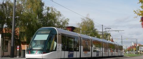 Le tram A en plein centre de la ville d'Illkirch