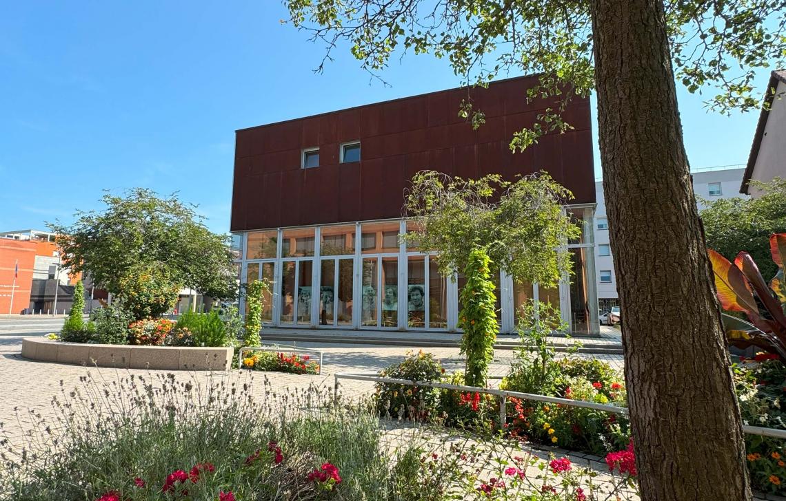 Saint Louis parvis Mairie