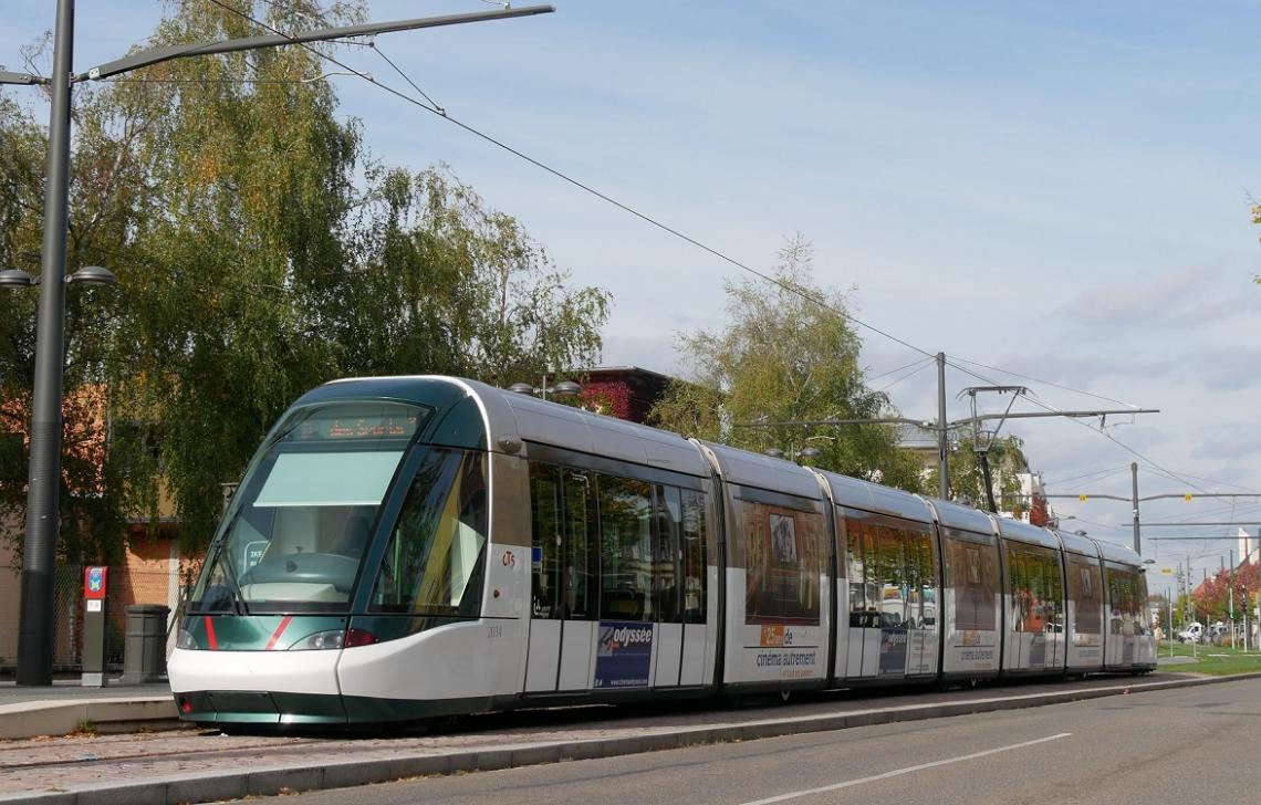 Le tram A en plein centre de la ville d'Illkirch